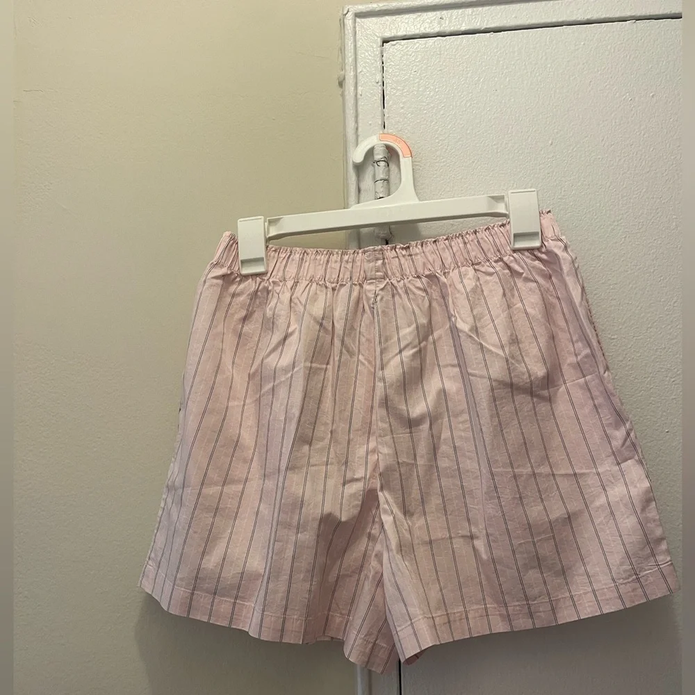 NWT SKIMS Cotton Poplin Short in Pale Pink Pencil Stripe; Size S - Picture 5 of 6